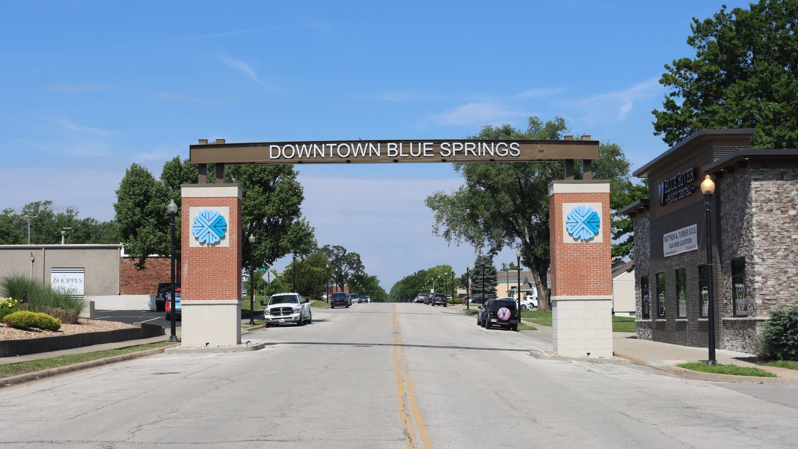 The entrance archway to downtown Blue Springs, Missouri
