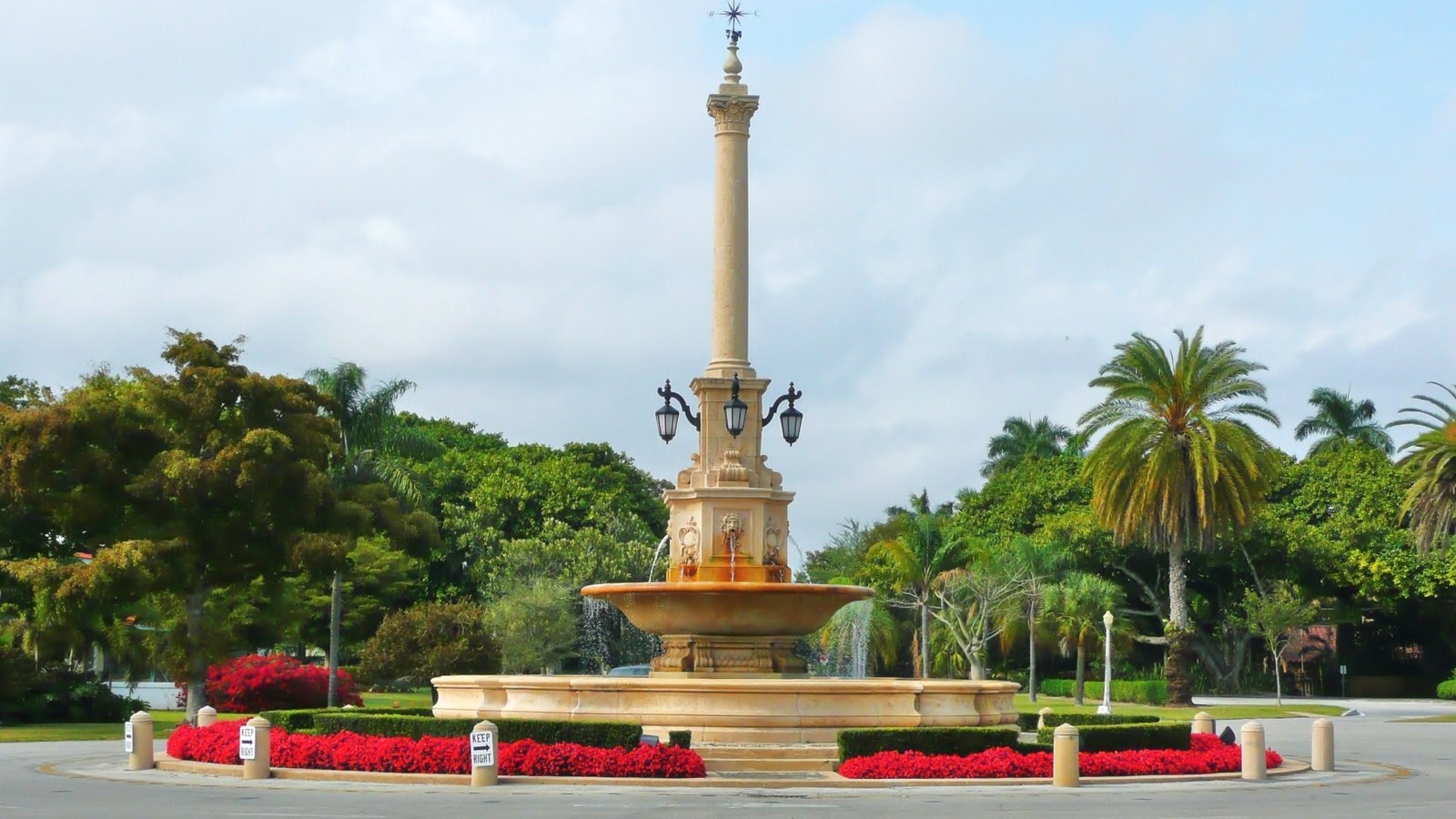 The De Soto Fountain, a Mediterranean-style landmark fountain at the center of a traffic circle in Coral Gables